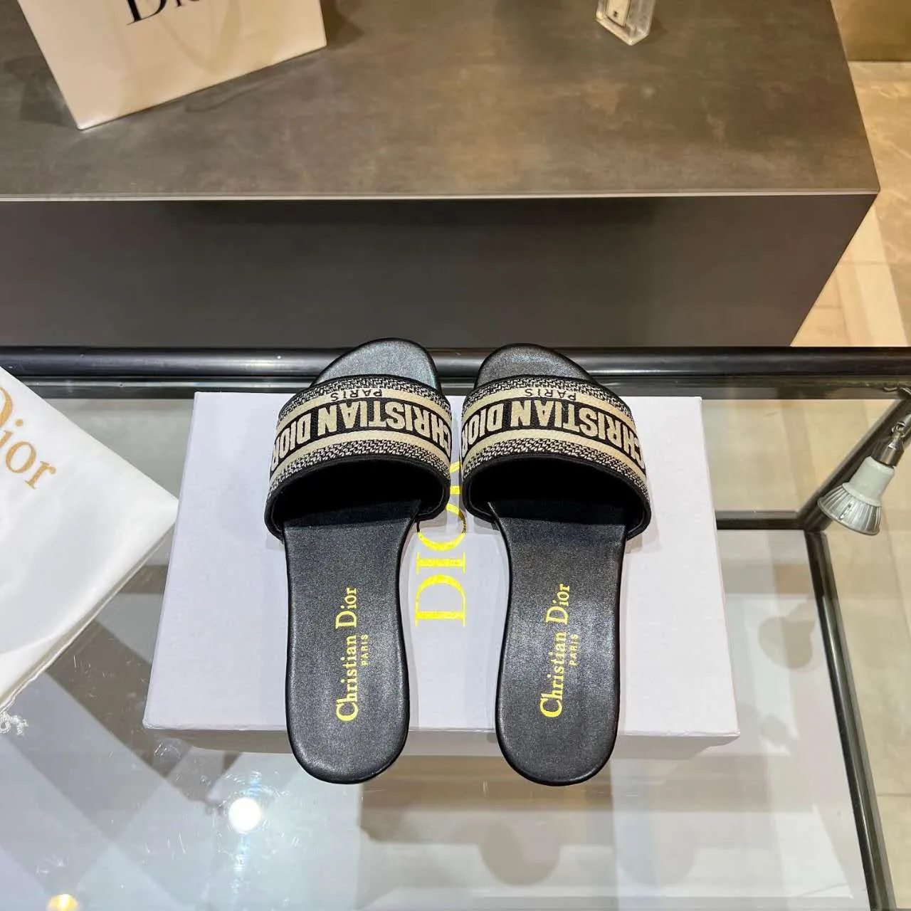 👟👟Ex-factory price👟👟Ex-factory price 360👟👟 (Dior) Dior counter new color women's flat slippers.💥 💥 💥 Fashionable and novel. Simple and elegant yet elegant. [Rose] [Rose] [Rose] The original version is developed at 1:1, and the material is the same as the original version. Color. Black. Red. Pink. Blue..., code number 35-40. (41 can be customized)